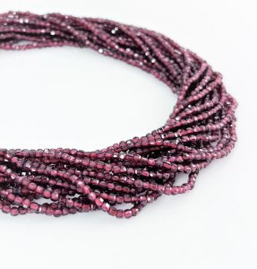 Granat kostka fasetowana ok. 3x3 mm - sznur